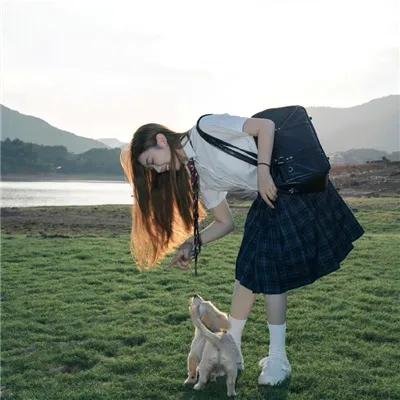 与一位女士合影